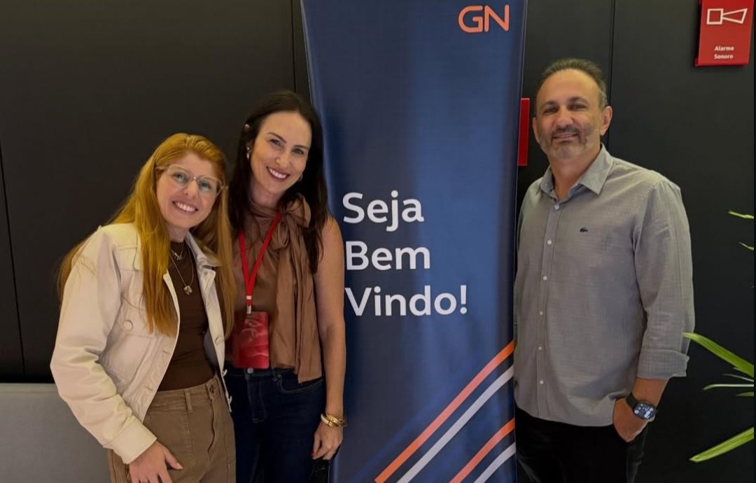 Equipe da clínica em evento de boas-vindas de nova parceria, com banner Seja Bem Vindo