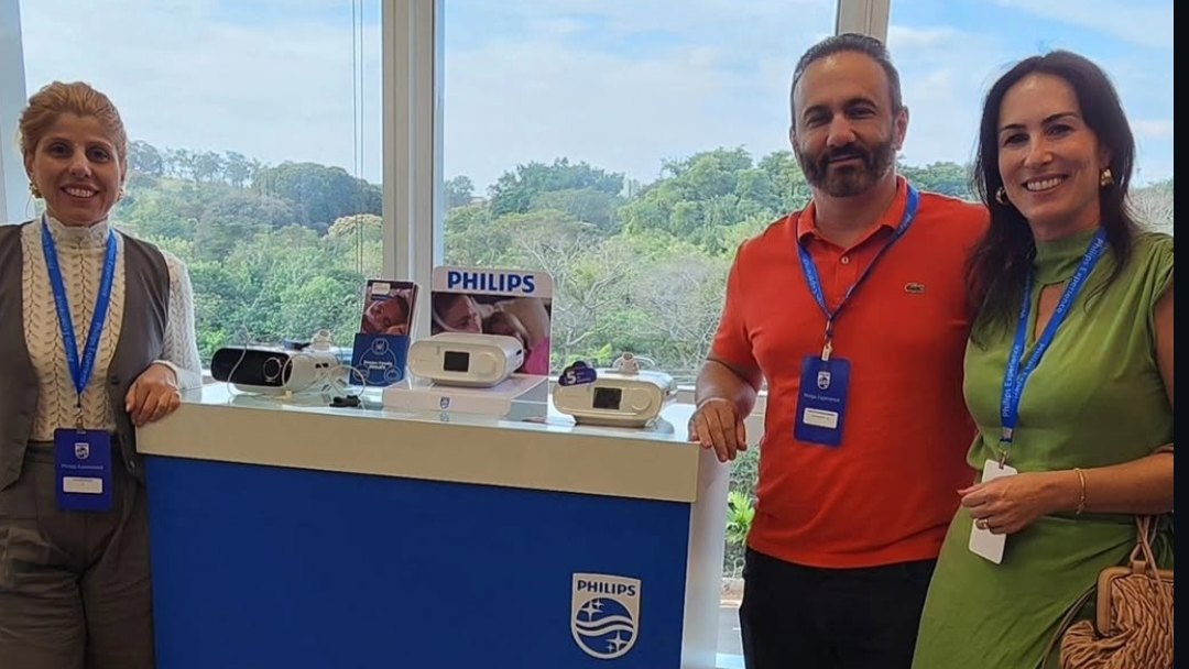 Equipe da clínica ao lado dos aparelhos CPAP Philips DreamStation