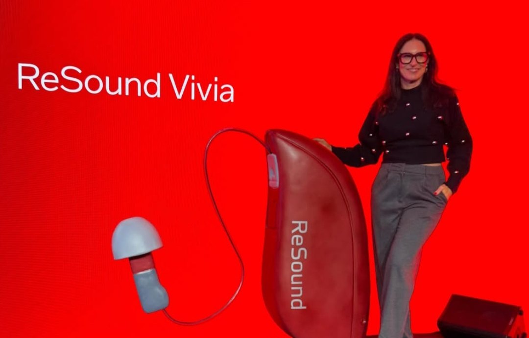 Aparelho auditivo ReSound Vivia apresentado em evento do setor de audiologia